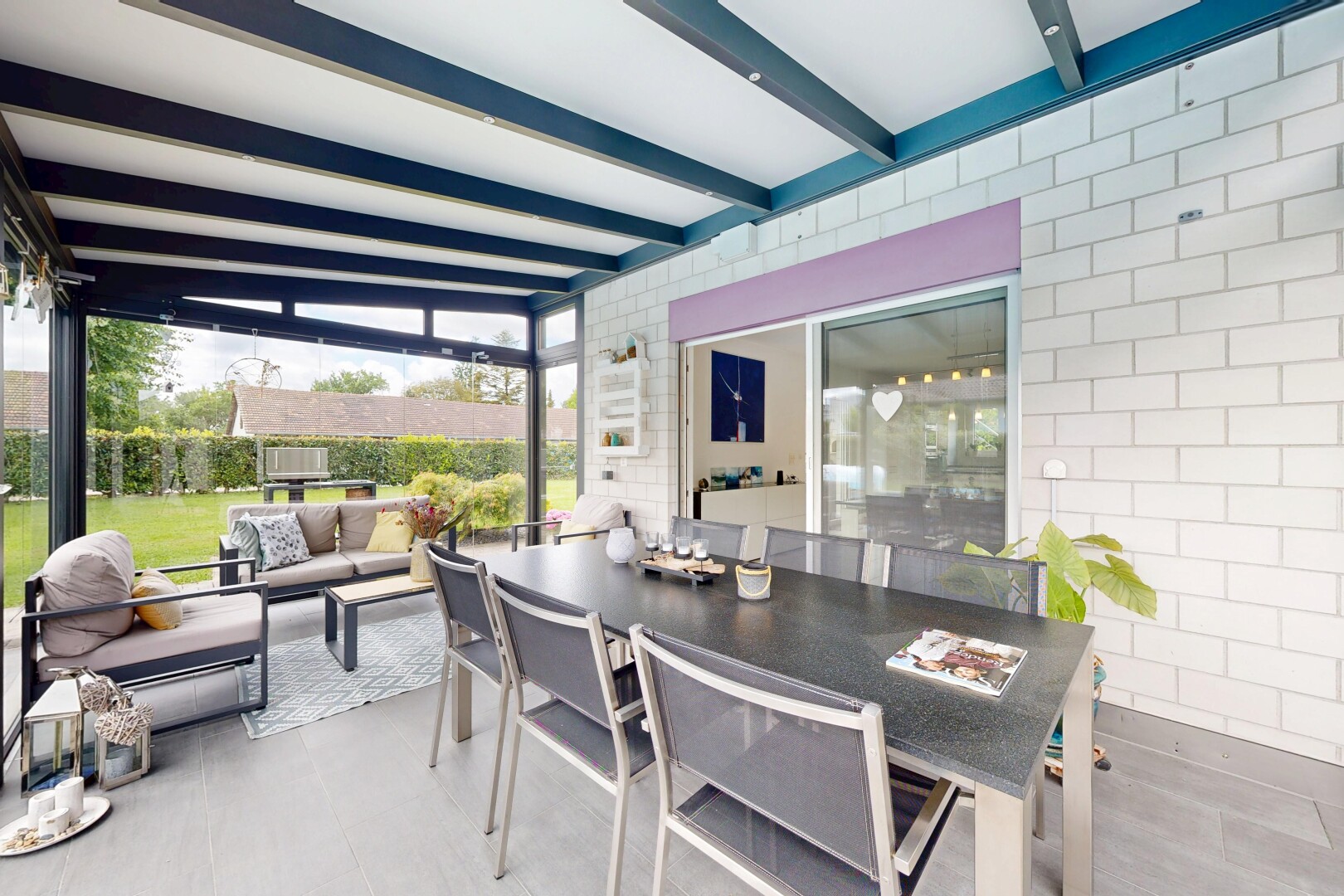 terrasse avec espace de vie extérieur, terrasse, et coin repas extérieur