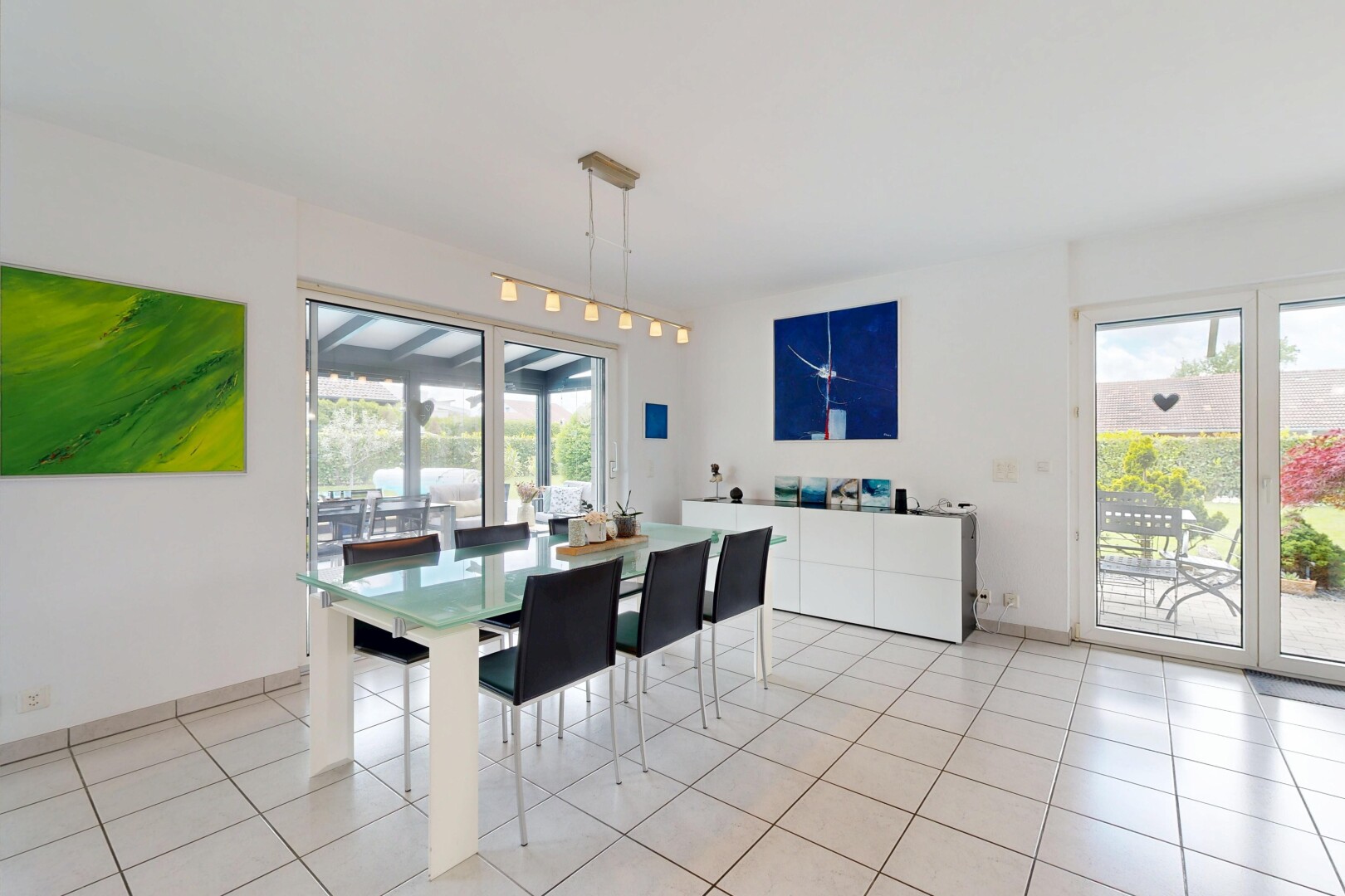 salle à manger avec drywall, cloison sèche, light floor, natural light, et lumière naturelle