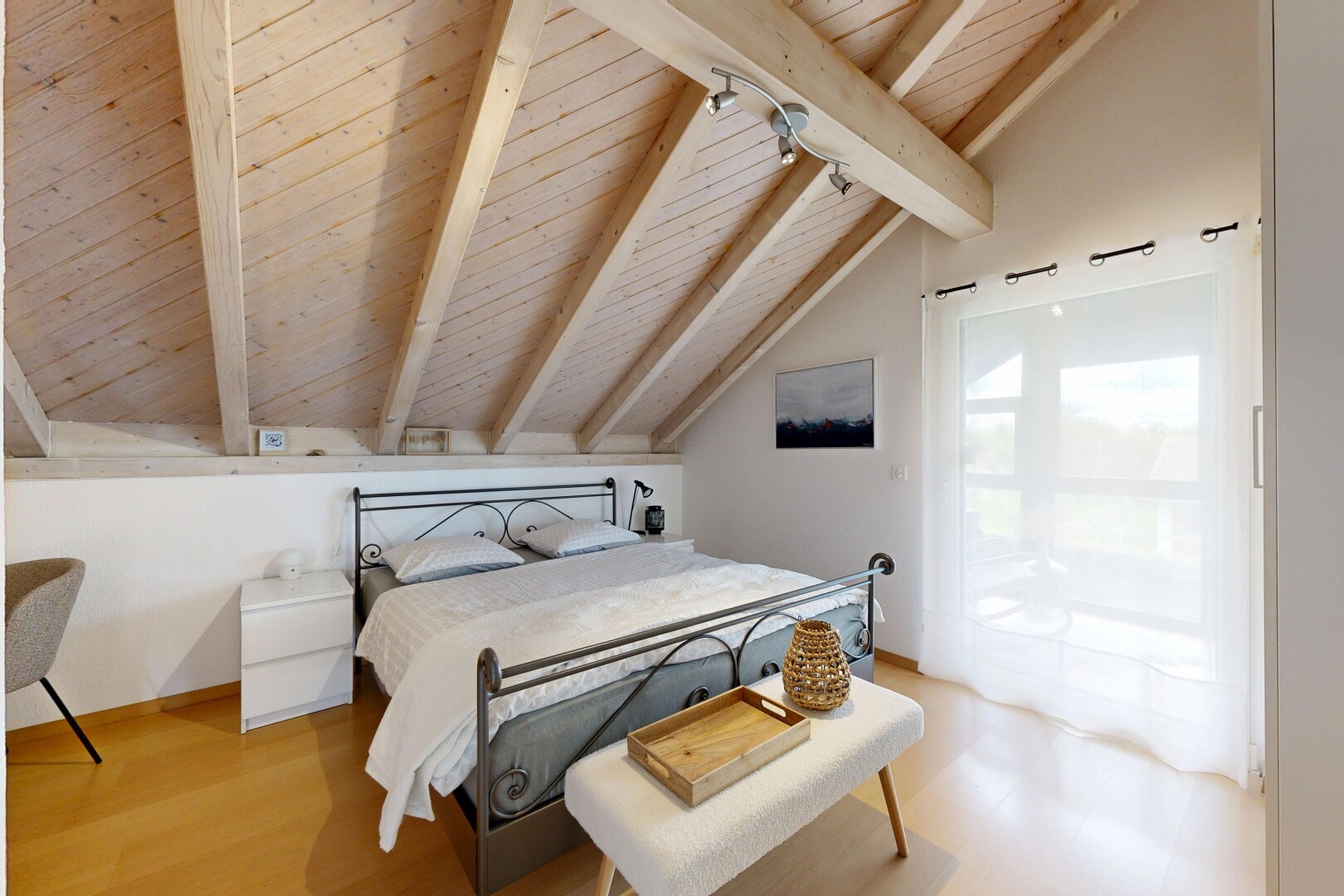 chambre avec plafond à poutres, beamed ceiling, plafond en bois, wood ceiling, et plafond voûté