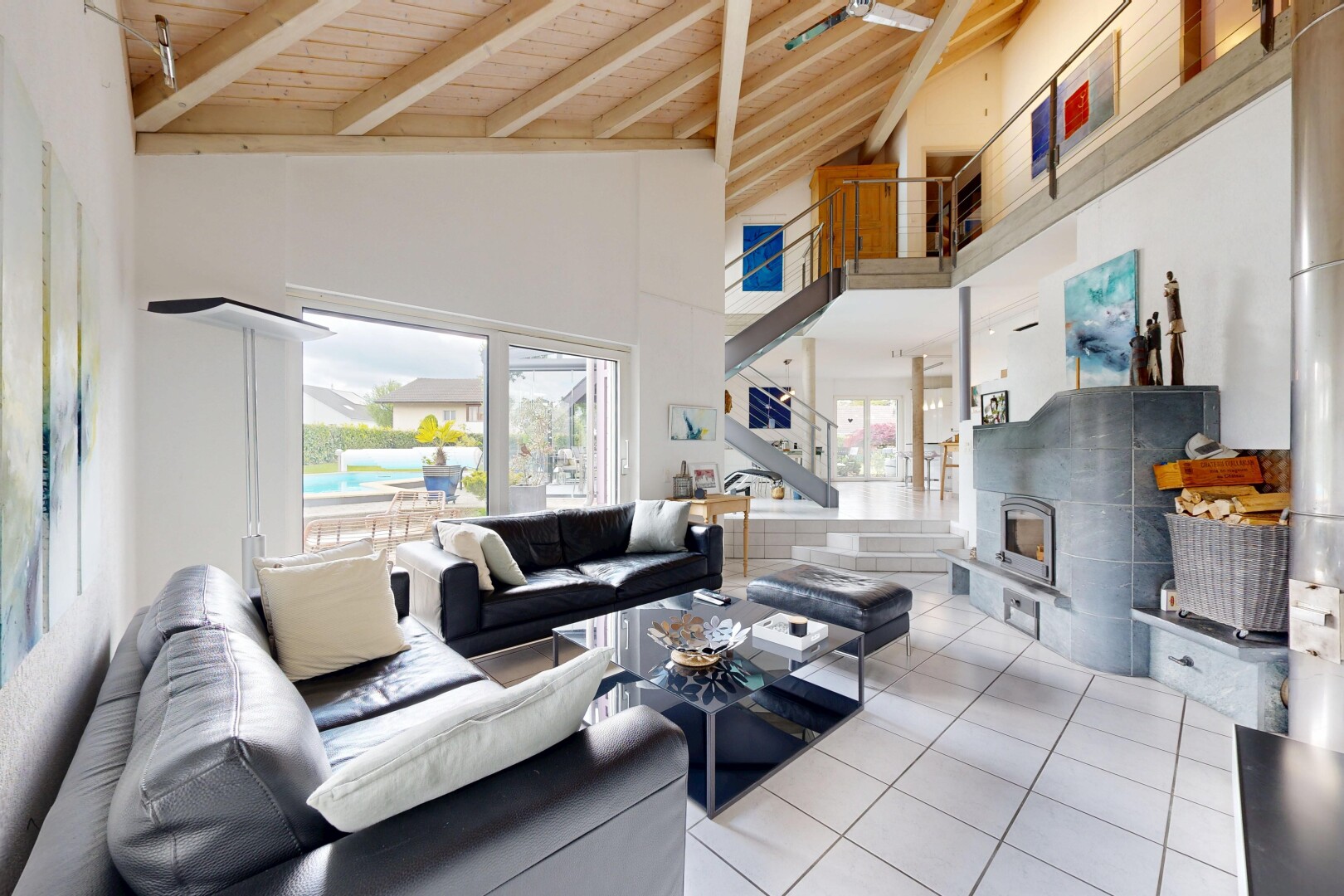 salon avec inside property, sol en carrelage, tile floor, plafond à poutres, et beamed ceiling
