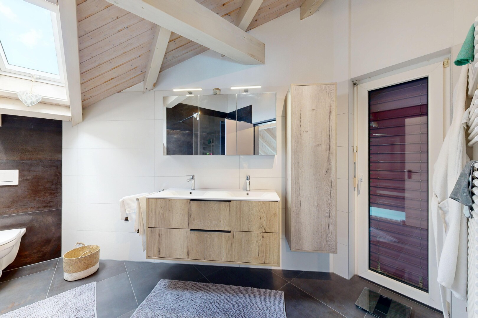 salle de bains avec double vasque, salle de bain complète, wood ceiling, plafond en bois, et beamed ceiling