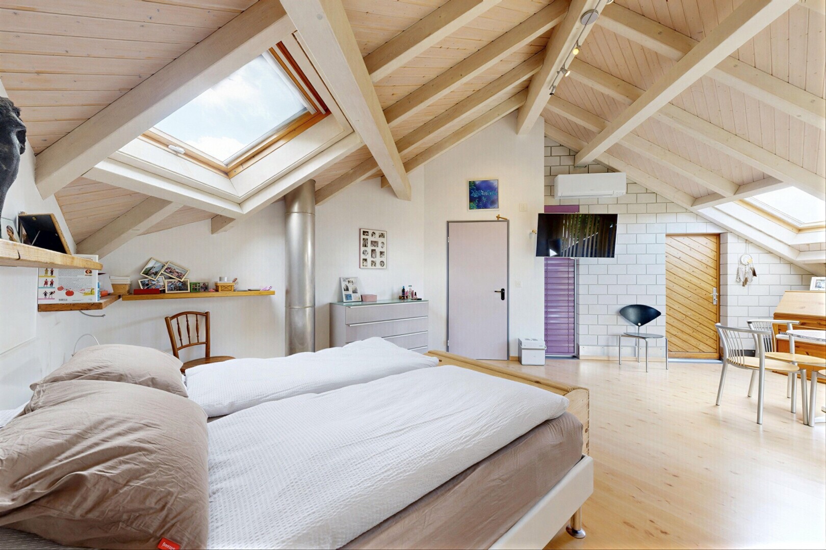 chambre avec puits de lumière, plafond à poutres, beamed ceiling, plafond en bois, et wood ceiling