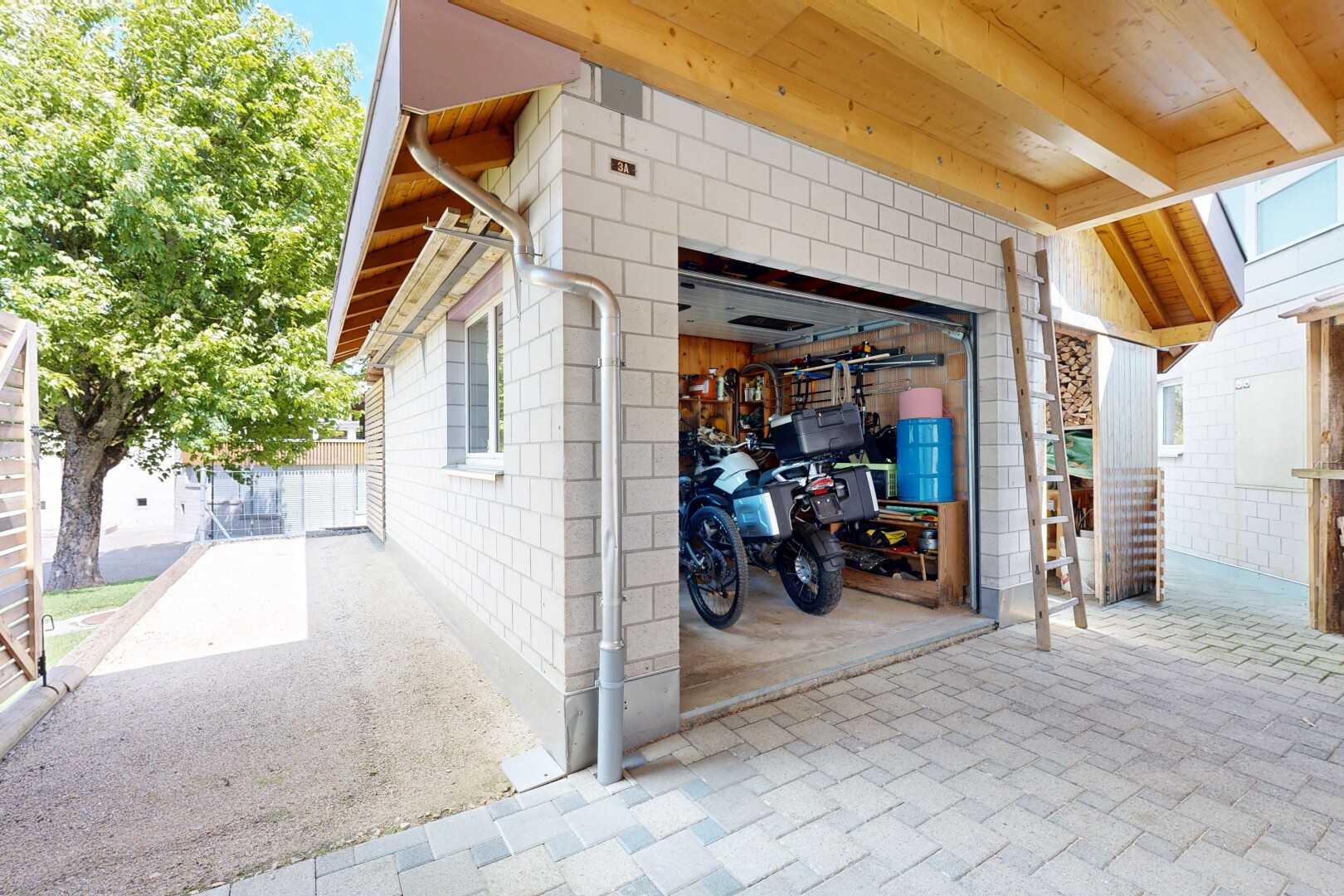 extérieur du bâtiment avec day time, clôture, et garage