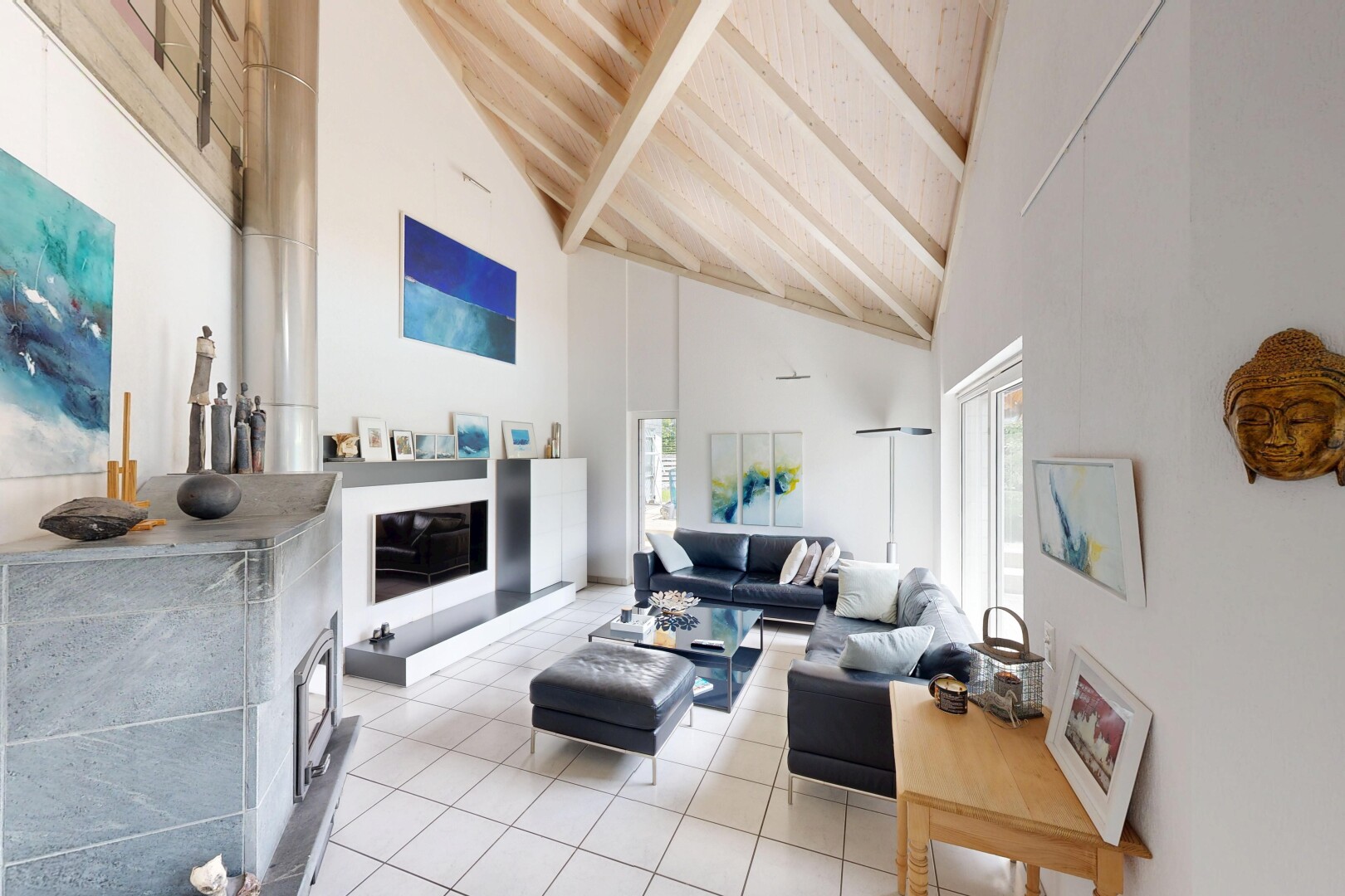salon avec plafond haut, high ceiling, plafond à poutres, beamed ceiling, et inside property