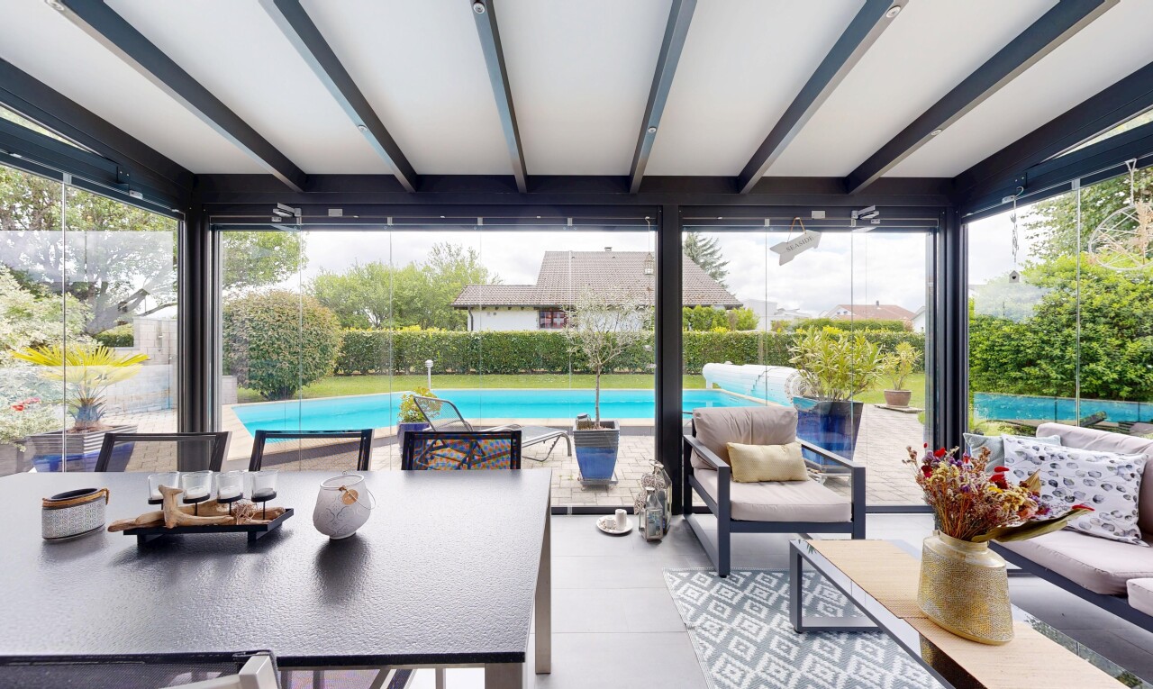 terrasse avec espace de vie extérieur, piscine, et véranda