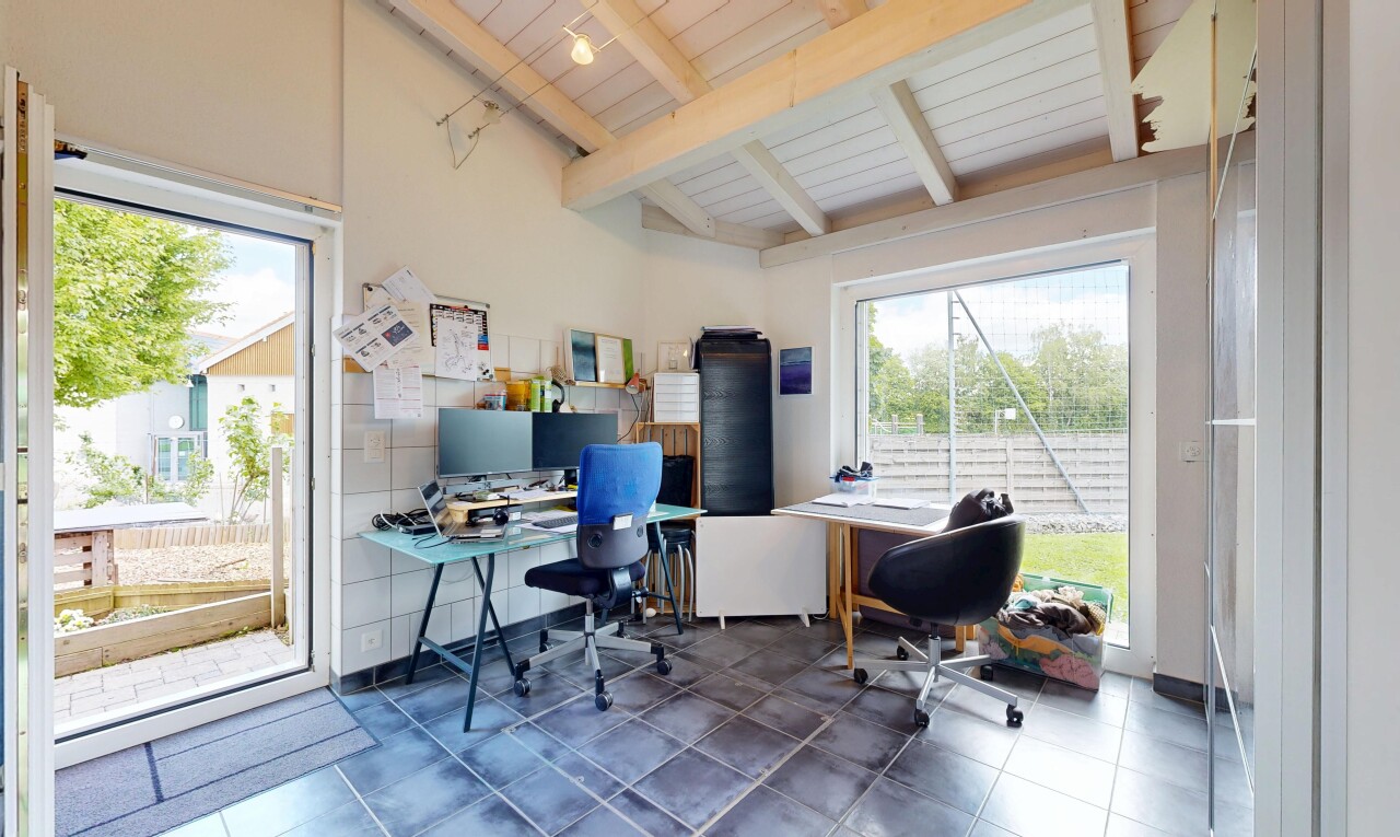 bureau avec espace bureau, inside property, plafond à poutres, beamed ceiling, et lumière naturelle