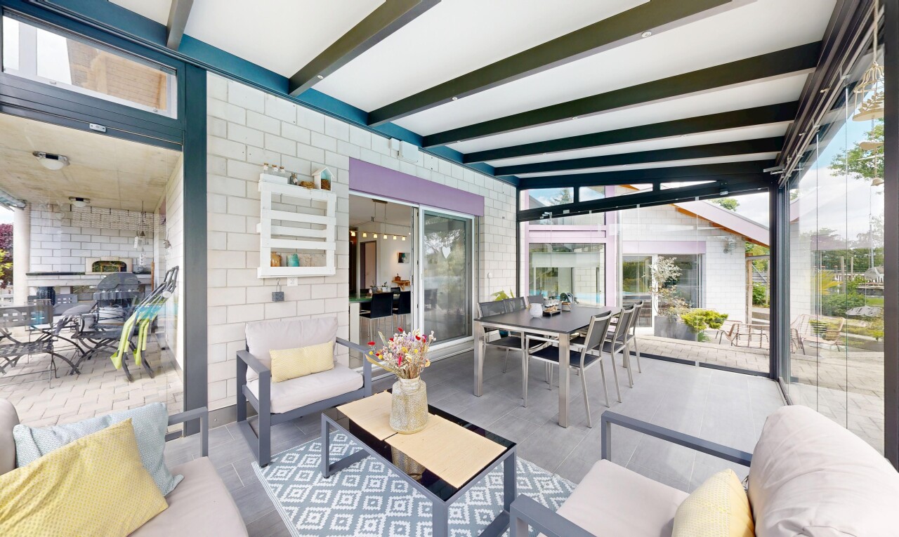 terrasse avec coin repas extérieur, terrasse, et espace de vie extérieur