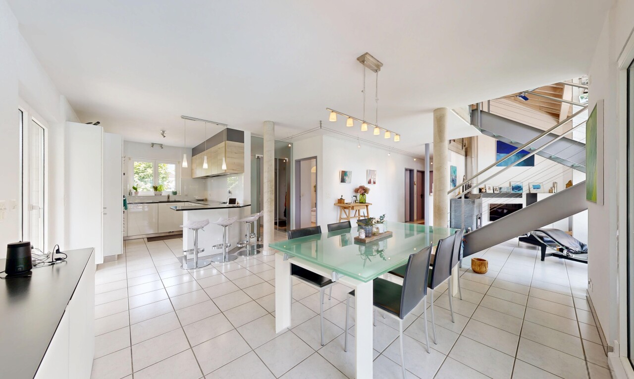 salle à manger avec light floor, inside property, escaliers, sol en carrelage, et tile floor