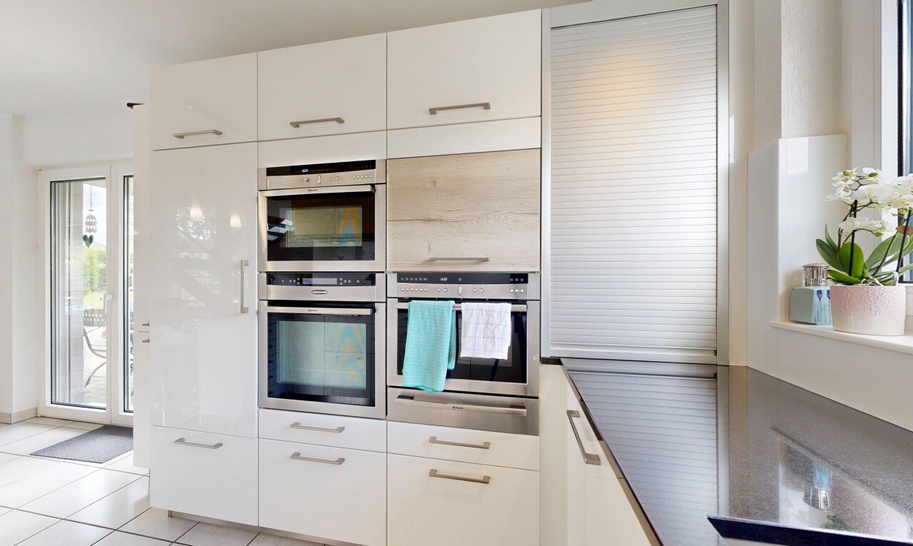 cuisine avec four double, armoires blanches, white cabinets, lumière naturelle, et natural light