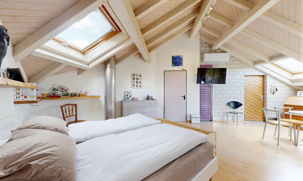 chambre avec puits de lumière, plafond à poutres, beamed ceiling, plafond en bois, et wood ceiling