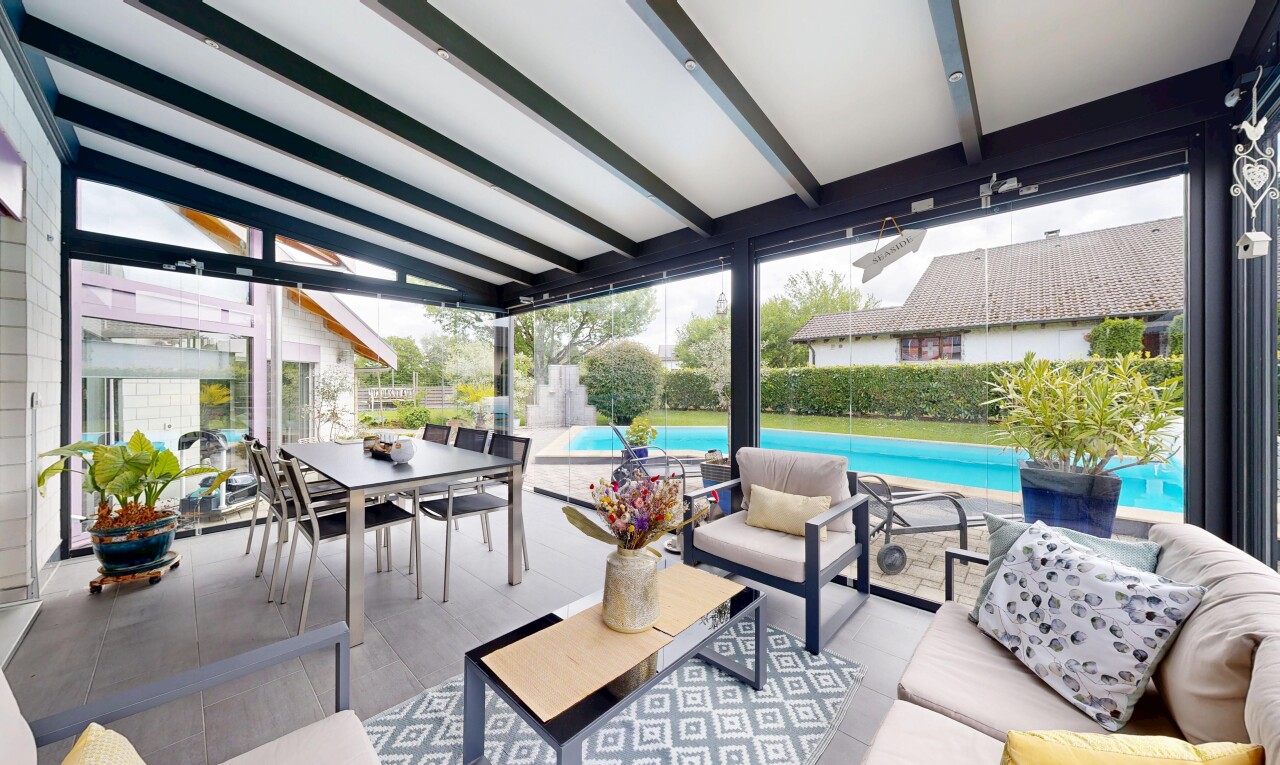 terrasse avec piscine, espace de vie extérieur, terrasse, coin repas extérieur, et clôture