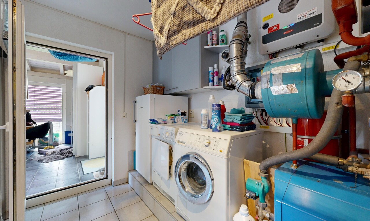 buanderie avec buanderie, inside property, tile floor, sol en carrelage, et light floor