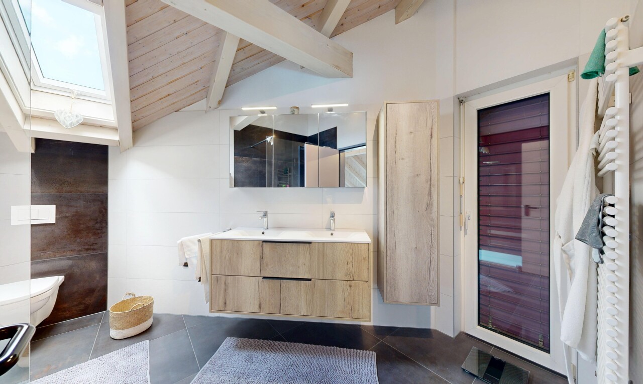 salle de bains avec double vasque, salle de bain complète, wood ceiling, plafond en bois, et beamed ceiling