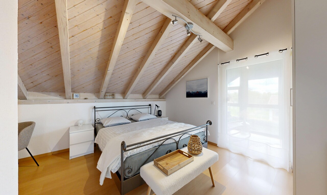 chambre avec plafond à poutres, beamed ceiling, plafond en bois, wood ceiling, et plafond voûté