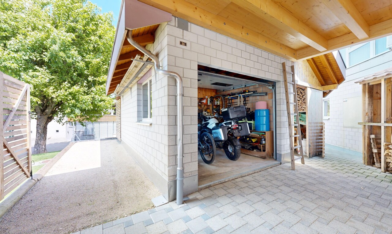 extérieur du bâtiment avec day time, clôture, et garage