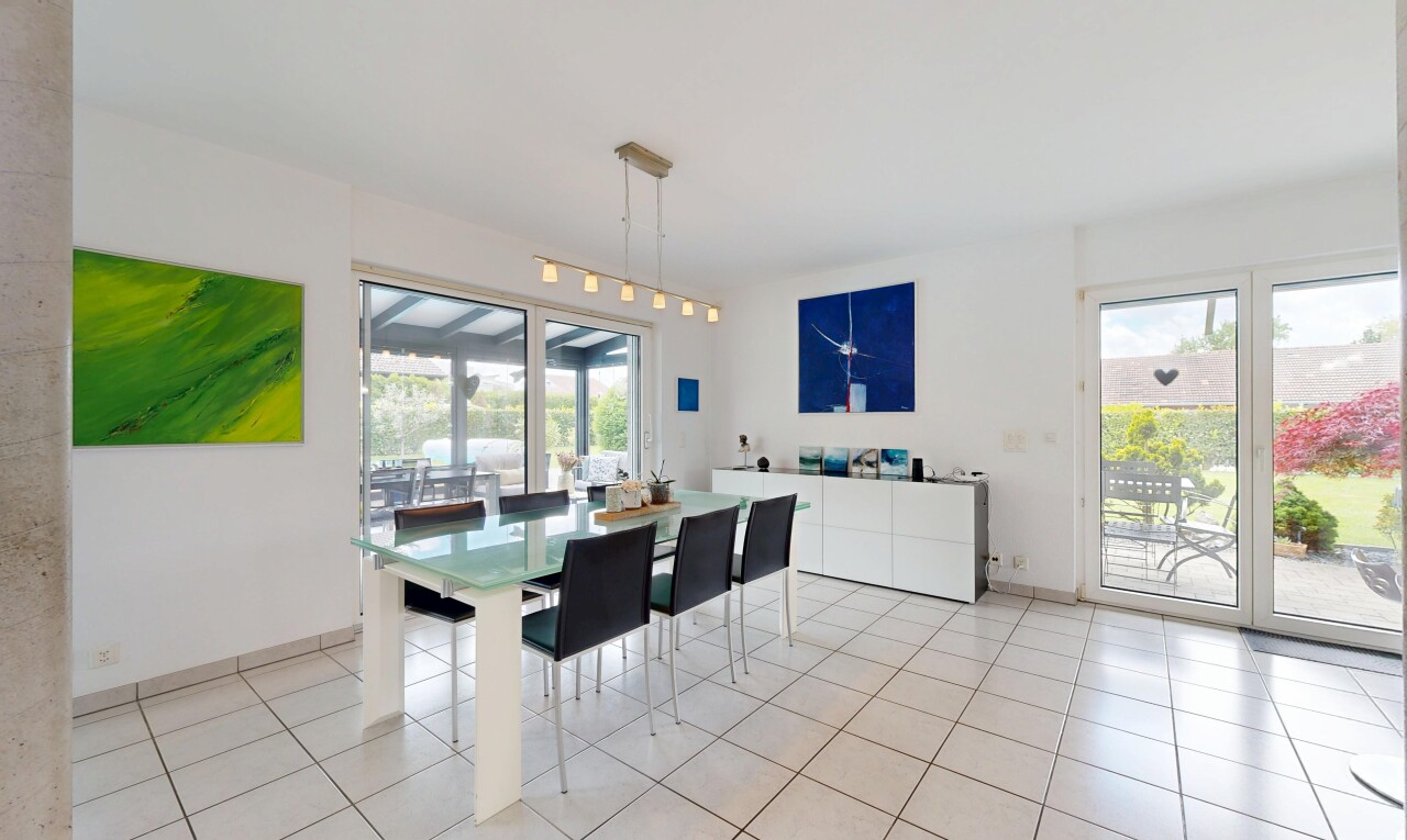 salle à manger avec drywall, cloison sèche, light floor, natural light, et lumière naturelle