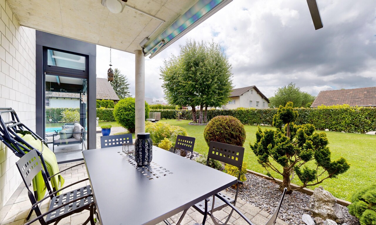 terrasse avec coin repas extérieur, pelouse, overcast, terrasse, et from property