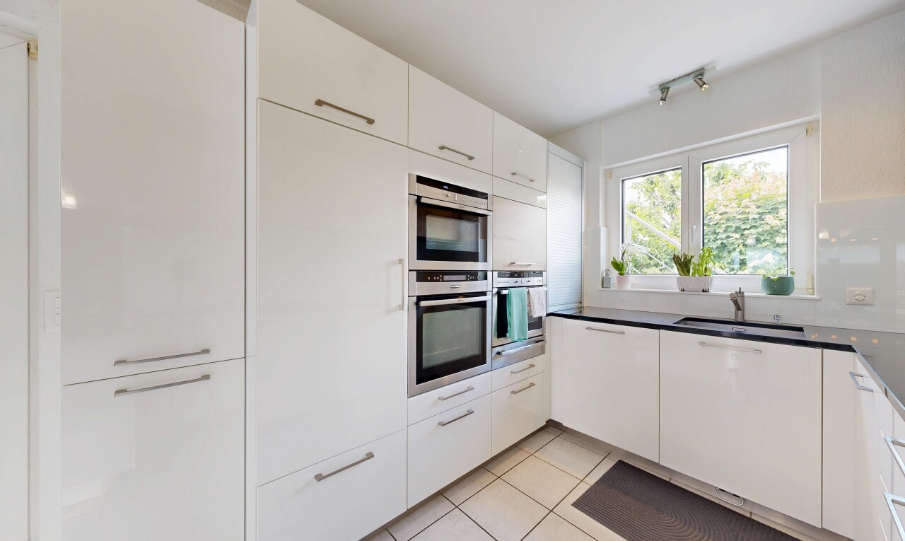 cuisine avec light floor, armoires blanches, white cabinets, lumière naturelle, et natural light