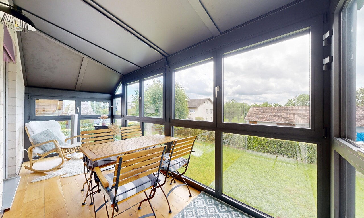 terrasse avec véranda, inside property, et overcast