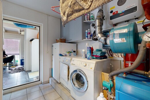 buanderie avec buanderie, inside property, tile floor, sol en carrelage, et light floor