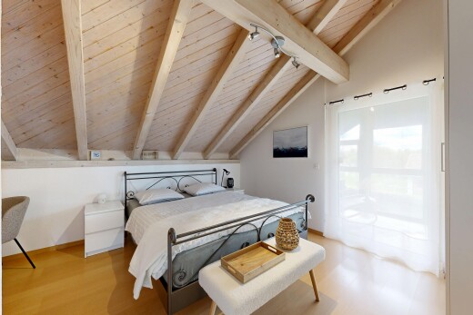 chambre avec plafond à poutres, beamed ceiling, plafond en bois, wood ceiling, et plafond voûté