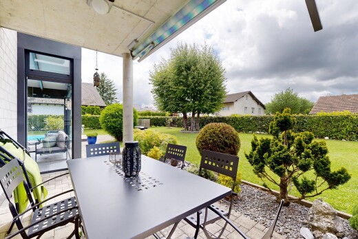 terrasse avec coin repas extérieur, pelouse, overcast, terrasse, et from property