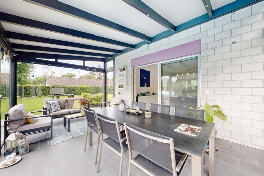 terrasse avec espace de vie extérieur, terrasse, et coin repas extérieur