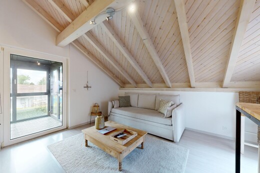 salon avec plafond à poutres, beamed ceiling, plafond en bois, wood ceiling, et cloison sèche