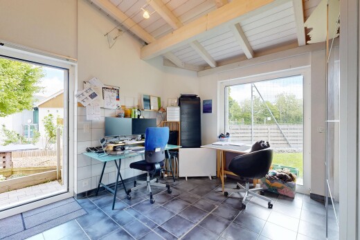 bureau avec espace bureau, inside property, plafond à poutres, beamed ceiling, et lumière naturelle