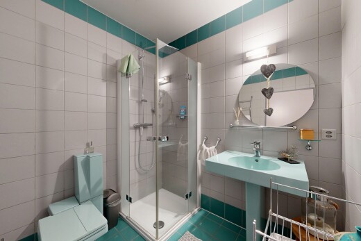 salle de bains avec miroir, douche, mur en carrelage, tile wall, et inside property