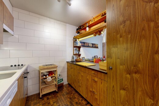 cuisine avec fenêtre de service, étagères ouvertes, armoires marron moyen, inside property, et lave-vaisselle