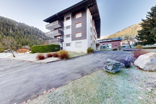 extérieur du bâtiment avec property visible, mountain view, vue sur la montagne, et day time