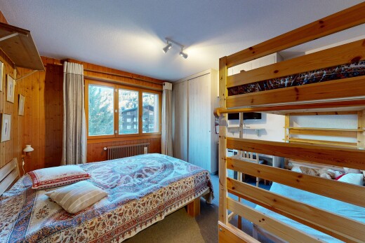 chambre avec inside property, radiateur, natural light, lumière naturelle, et carpet