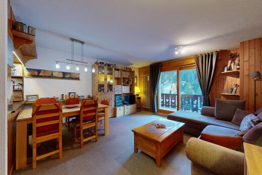 salon / salle à manger avec natural light, lumière naturelle, inside property, carpet, et moquette