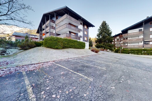 extérieur du bâtiment avec parking, day time, et property visible