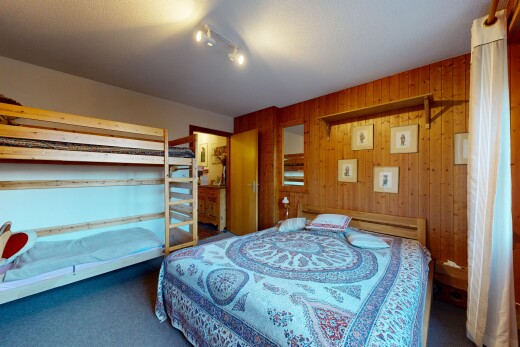 chambre avec wood wall, mur en bois, carpet, moquette, et inside property
