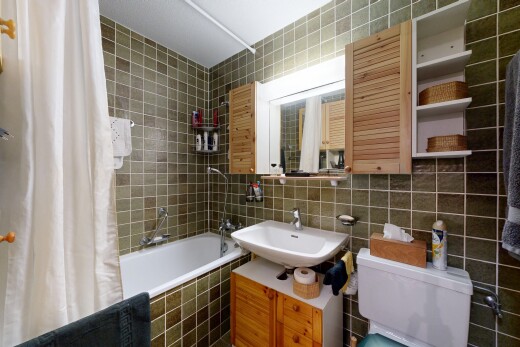 salle de bains avec tile wall, mur en carrelage, douche-bain combinés, salle de bain complète, et miroir
