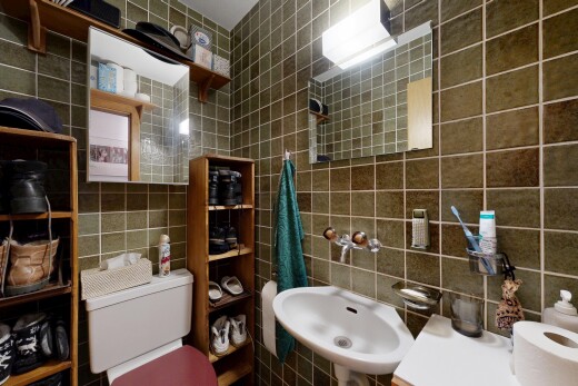 salle de bains avec miroir, mur en carrelage, tile wall, toilette, et inside property