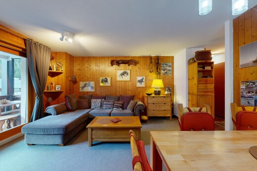 salon / salle à manger avec mur en bois, wood wall, moquette, carpet, et inside property