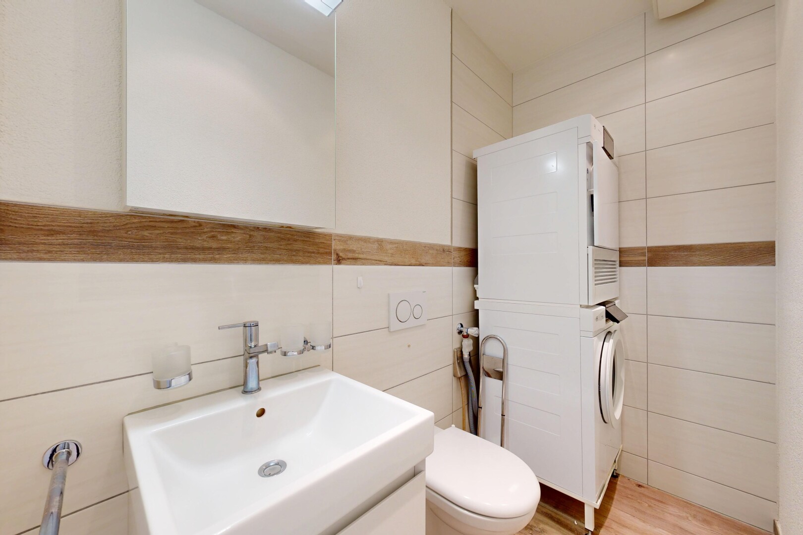 salle de bains avec toilette, miroir, lavabo (ou coiffeuse selon le contexte), inside property, et évier