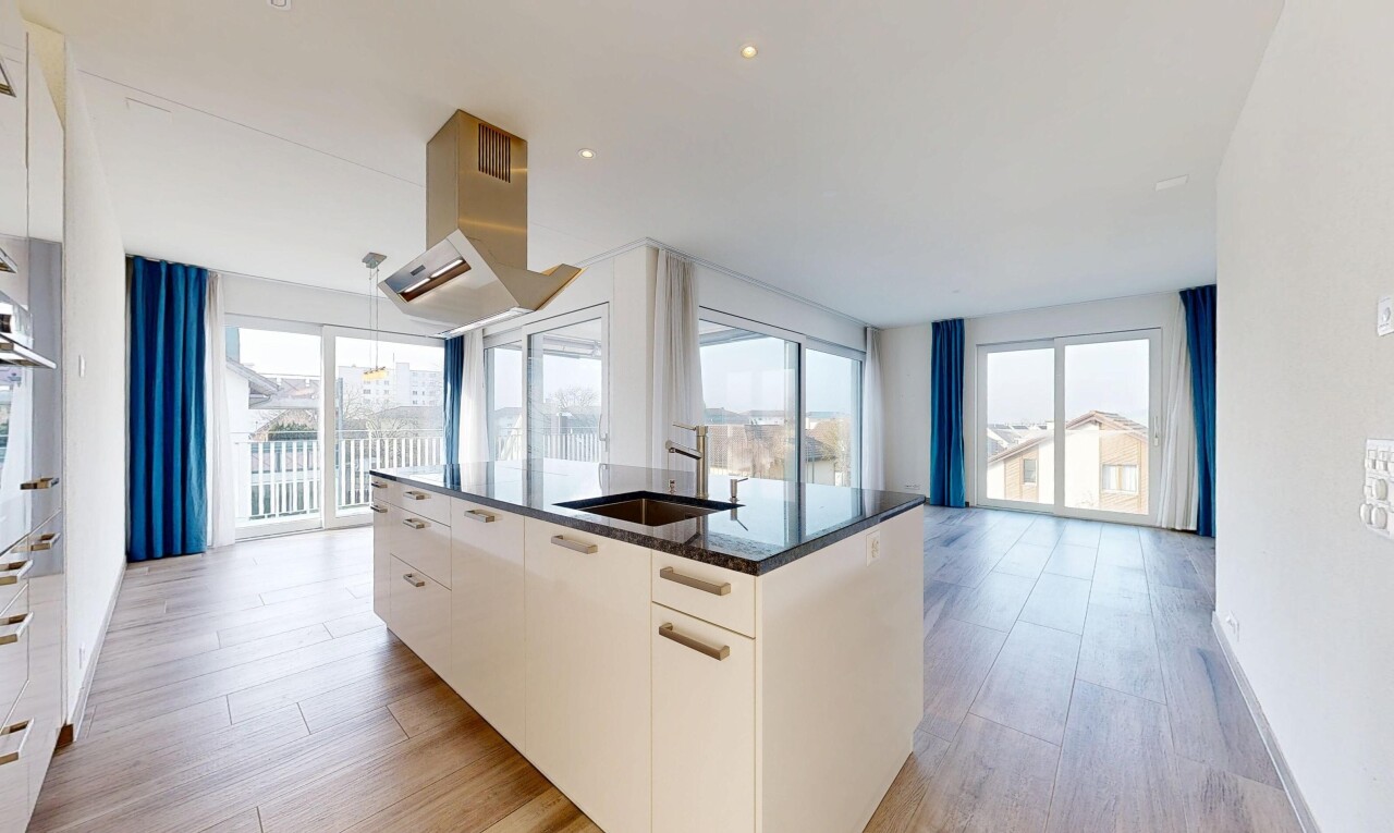 cuisine avec armoires à panneau plat, flat panel cabinets, armoires blanches, white cabinets, et hotte