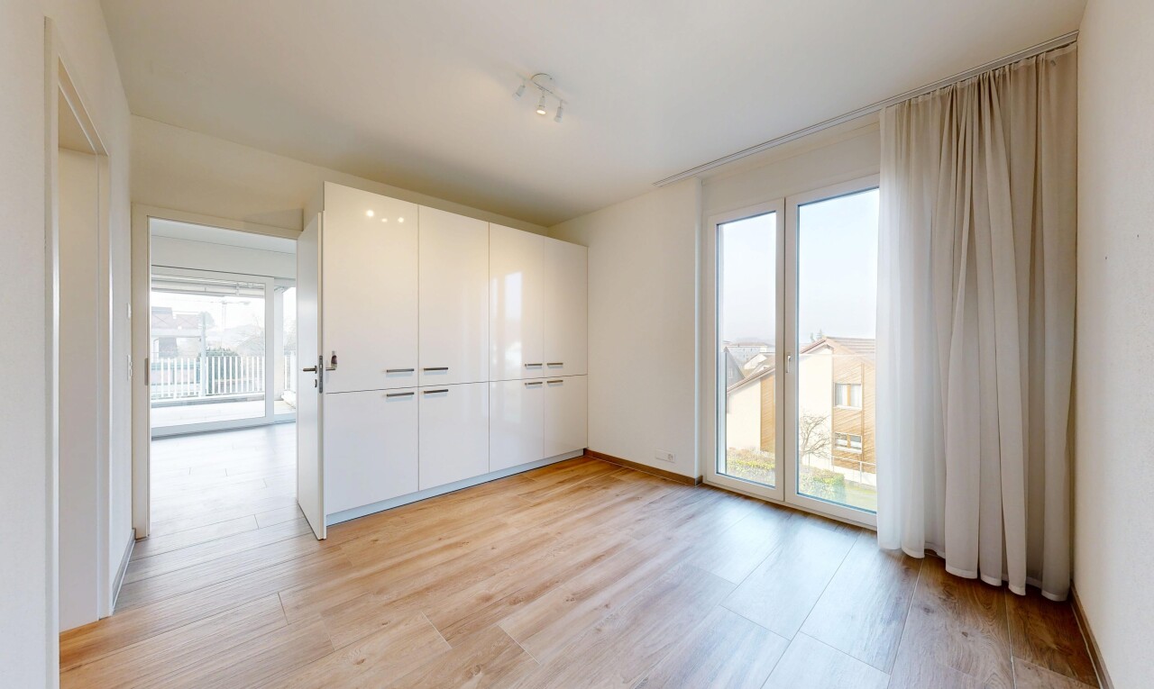 pièce vide avec light floor, inside property, wood finish floor, sol en finition bois, et natural light