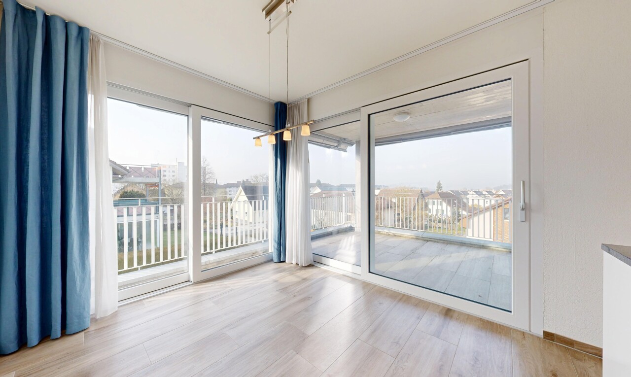pièce vide avec inside property, sol en finition bois, wood finish floor, overcast, et lumière naturelle