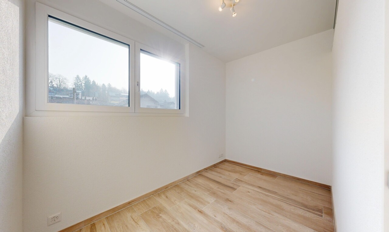 pièce vide avec sol en finition bois, wood finish floor, cloison sèche, drywall, et inside property