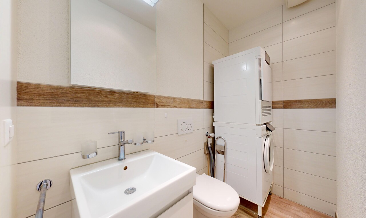 salle de bains avec toilette, miroir, lavabo (ou coiffeuse selon le contexte), inside property, et évier