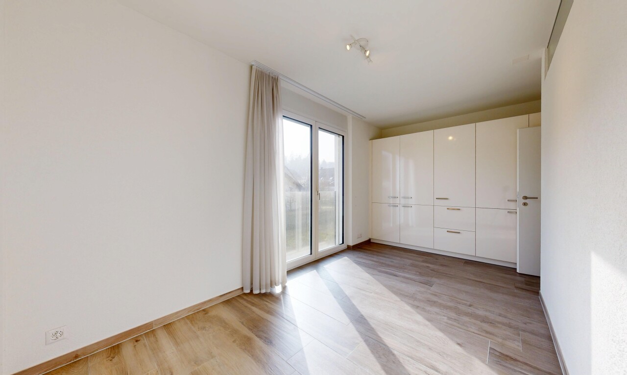 pièce vide avec light floor, drywall, cloison sèche, wood finish floor, et sol en finition bois