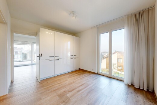 pièce vide avec light floor, inside property, wood finish floor, sol en finition bois, et natural light