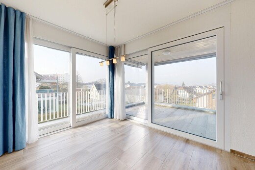pièce vide avec inside property, sol en finition bois, wood finish floor, overcast, et lumière naturelle