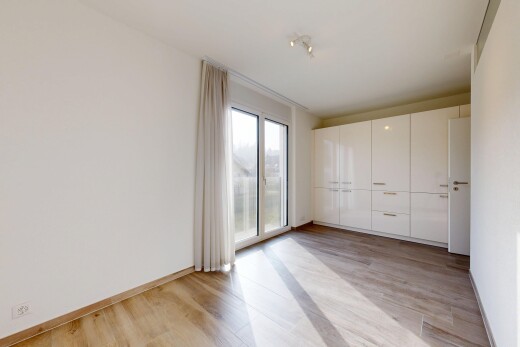 pièce vide avec light floor, drywall, cloison sèche, wood finish floor, et sol en finition bois