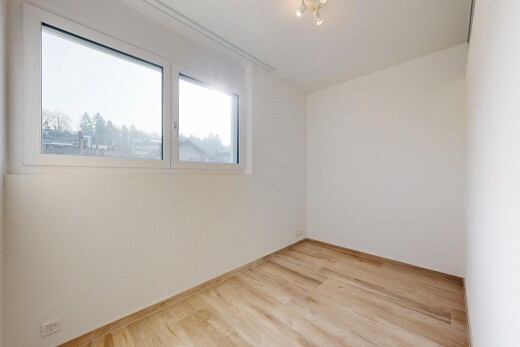 pièce vide avec sol en finition bois, wood finish floor, cloison sèche, drywall, et inside property